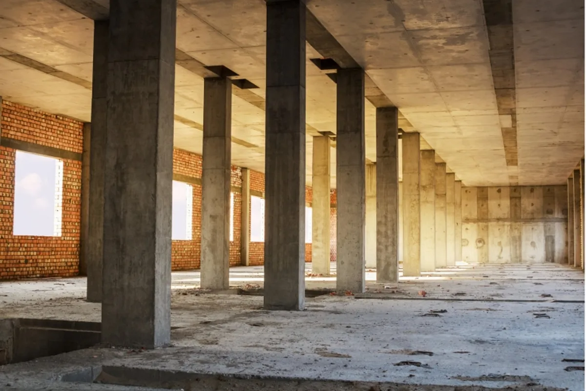 Rohbau mit Betonstützen, in dem die Baustromversorgung liegt
